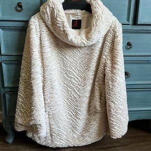GORGEOUS ADRIENNE LANDAU PLUSH PULLOVER CREAM COAT